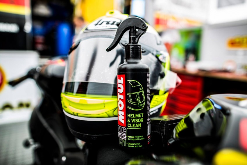 Очисник шолома зовнішній MOTUL MC CARE M1 HELMET&VISOR CLEAN