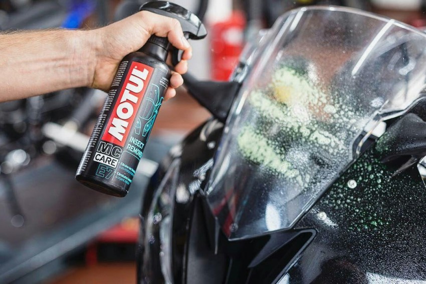 Спрей для видалення слідів комах MOTUL E7 INSECT REMOVER